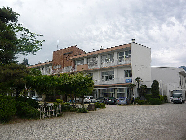 画像25:小学校「飯田市立伊賀良小学校まで1363m」