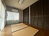 室内：お昼寝に最適なリビング横の和室！柔らかな畳の感触が心地よく、リラックスタイムをゆったり過ごせます！