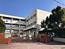 周辺：旭出小学校まで約464ｍ、徒歩約6分。教育目標「本気で学ぶ　正しく生きる　体をきたえる」を掲げ、自ら考え、他社と協働し、たくましく生きる児童の育成を目指しています。