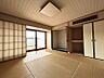 室内：玄関からすぐの和室は、客間として便利です。お昼寝の場としても、い草の香りでリラックスできます。