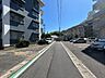 外観：見通しの良い直線道路。毎日の駐車も安心です！