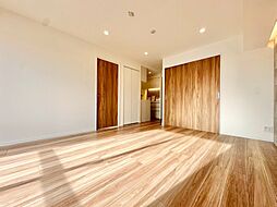 忙しく過ぎゆく日常を置き去るほど、ゆったりした時間が流れるリビング。