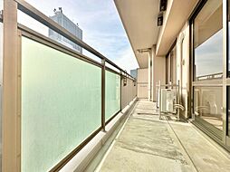 暮らしの中で、光と風を演出してくれるバルコニー。