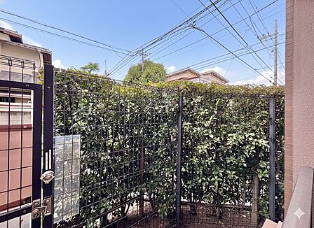 窓を開けると広がる青空。心をリフレッシュして日々を過ごしていきましょう。