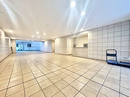 エントランス内部は、管理が行き届き清潔な共有スペースとなっています。