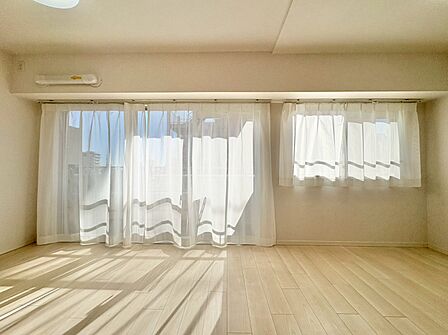 忙しく過ぎゆく日常を置き去るほど、ゆったりした時間が流れるリビング。