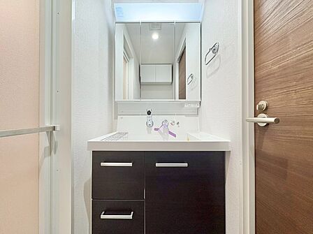 何かと物が増える場所だからこそ、スッキリと見映えの良い空間に。