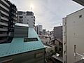 頬をなでる、優...