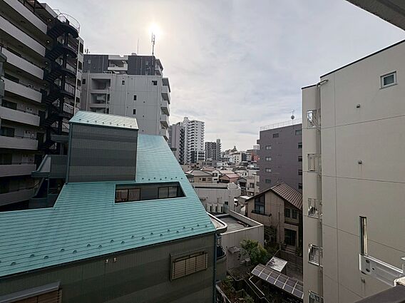 頬をなでる、優...