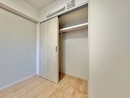 居室にはクローゼットがあり、荷物もスッキリ収納して快適にお過ごしいただけます。