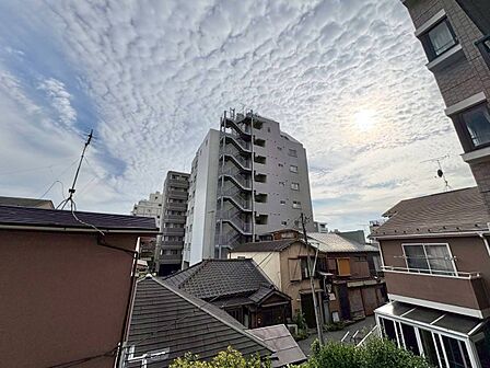窓を開けると広がる青空。心をリフレッシュして日々を過ごしていきましょう。