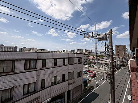 窓を開けると広がる青空。心をリフレッシュして日々を過ごしていきましょう。