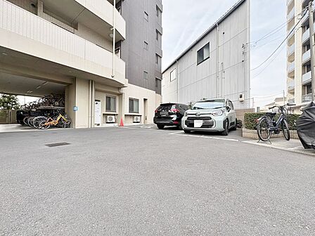 本物件の駐車スペースです。車種制限のある場合もございますので、お気軽にお問い合わせくださいませ。