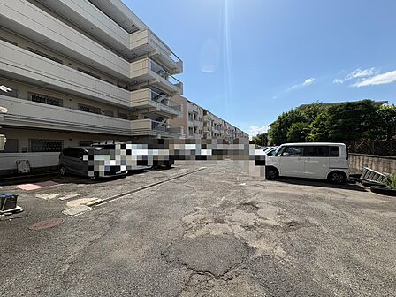 本物件の駐車スペースです。車種制限のある場合もございますので、お気軽にお問い合わせくださいませ。