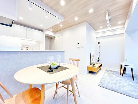 忙しく過ぎゆく日常を置き去るほど、ゆったりした時間が流れるリビング。