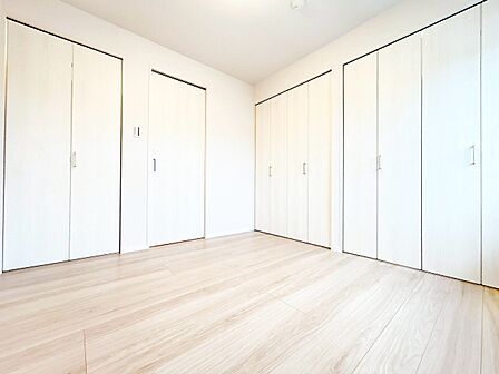 ベッドも十分に設置するスペースがあります。