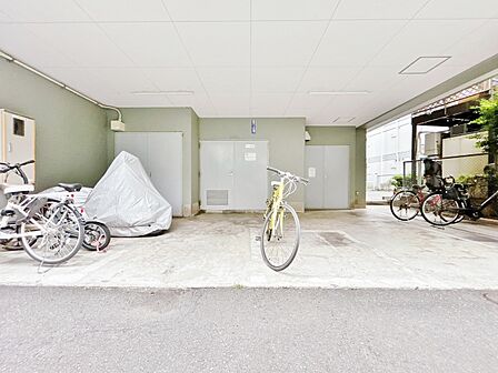 整理整頓された駐輪場で、管理体制の良好さがうかがえます。