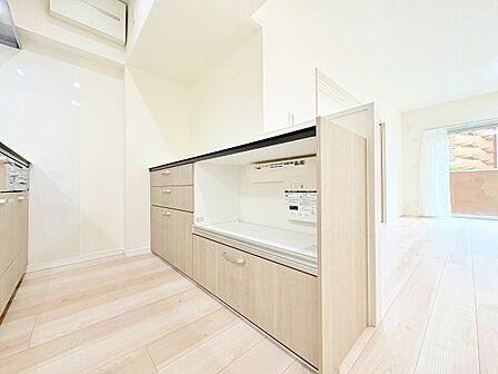 スマートな意匠と充実の機能を備えたキッチンが、暮らしにおいしい彩りを添えます。