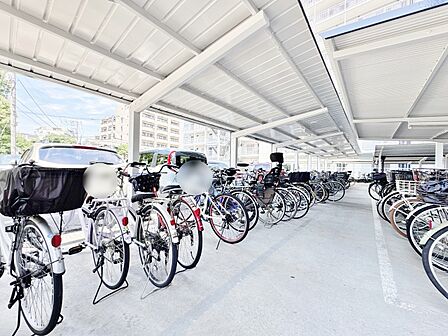 きちんと整備された駐輪場。住む方の心遣いが感じられます。