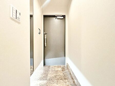 シューズボックスを完備した玄関です。