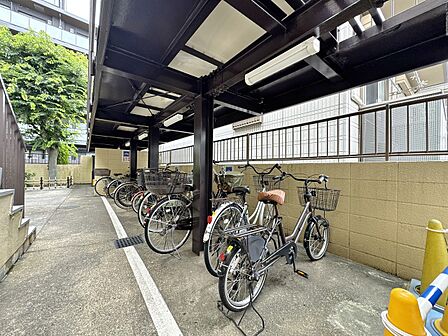 きちんと整備された駐輪場。住む方の心遣いが感じられます。