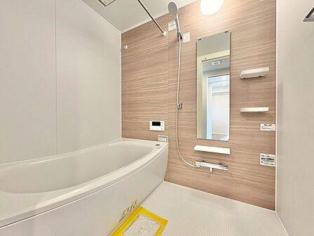 一日の疲れを癒すバスルームは、心地よいリラックスを叶える清潔感溢れる空間です。