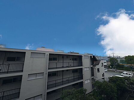 窓を開けると広がる青空。心をリフレッシュして日々を過ごしていきましょう。