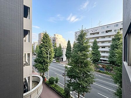 窓を開けると広がる青空。心をリフレッシュして日々を過ごしていきましょう。