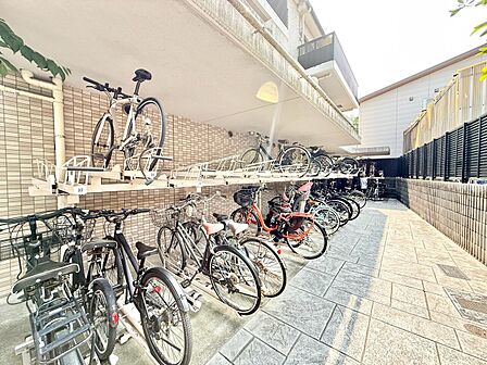 きちんと整備された駐輪場。住む方の心遣いが感じられます。