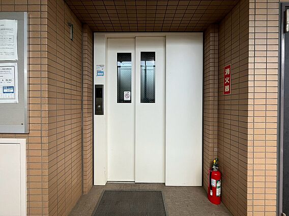 エレベーターの...