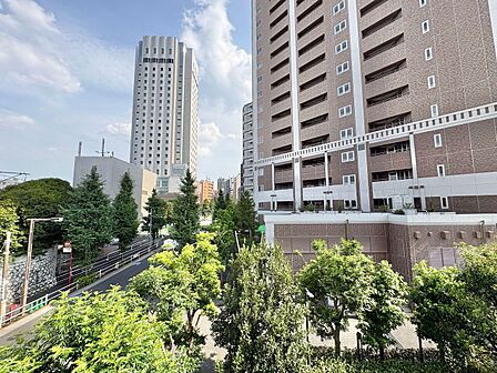 窓を開けると広がる青空。心をリフレッシュして日々を過ごしていきましょう。