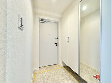 シューズボックスを完備した玄関です。