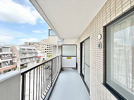 暮らしの中で、光と風を演出してくれるバルコニー。