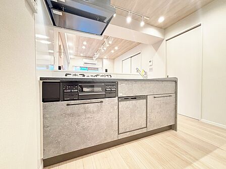 スマートな意匠と充実の機能を備えたキッチンが、暮らしにおいしい彩りを添えます。