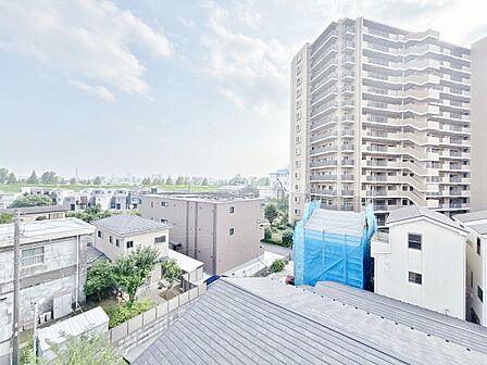 窓を開けると広がる青空。心をリフレッシュして日々を過ごしていきましょう。