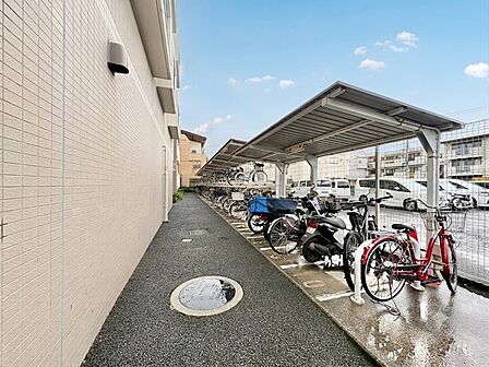 整理整頓された駐輪場で、管理体制の良好さがうかがえます。
