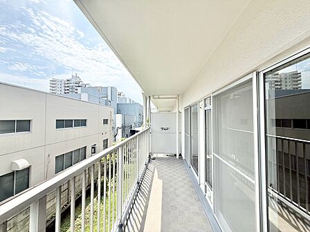 暮らしの中で、光と風を演出してくれるバルコニー。