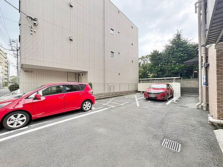 本物件の駐車スペースです。車種制限のある場合もございますので、お気軽にお問い合わせくださいませ。