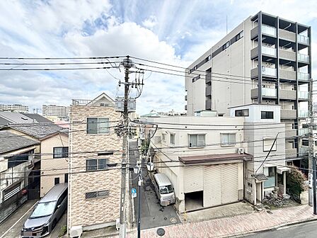 窓を開けると広がる青空。心をリフレッシュして日々を過ごしていきましょう。