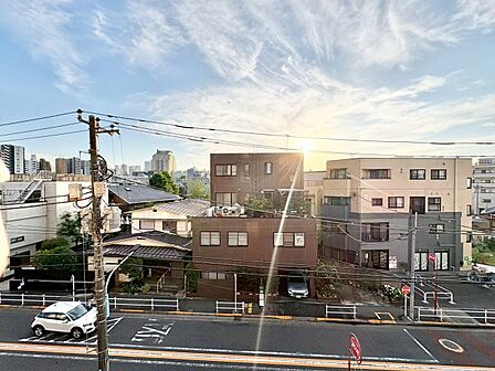 窓を開けると広がる青空。心をリフレッシュして日々を過ごしていきましょう。
