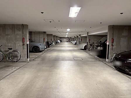 本物件の駐車スペースです。車種制限のある場合もございますので、お気軽にお問い合わせくださいませ。