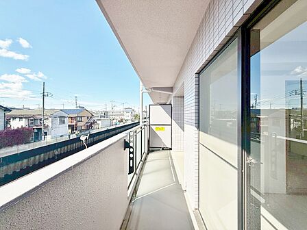 暮らしの中で、光と風を演出してくれるバルコニー。
