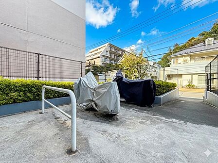 駐輪場だけでなくバイク置き場も併設されております。