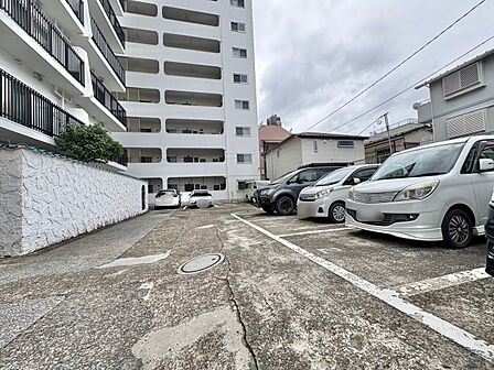 本物件の駐車スペースです。車種制限のある場合もございますので、お気軽にお問い合わせくださいませ。