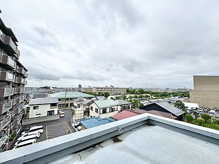 窓を開けると広がる青空。心をリフレッシュして日々を過ごしていきましょう。