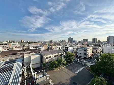 窓を開けると広がる青空。心をリフレッシュして日々を過ごしていきましょう。