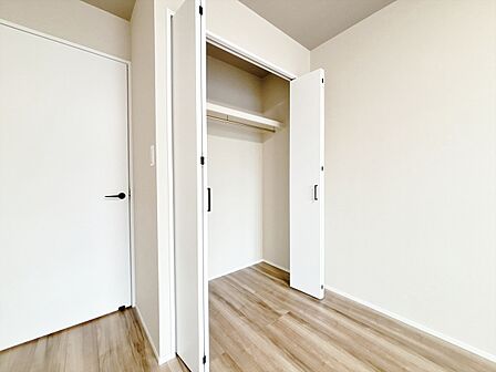 居室にはクローゼットがあり、荷物もスッキリ収納して快適にお過ごしいただけます。