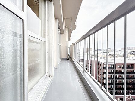 暮らしの中で、光と風を演出してくれるバルコニー。