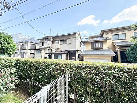 窓を開けると広がる青空。心をリフレッシュして日々を過ごしていきましょう。