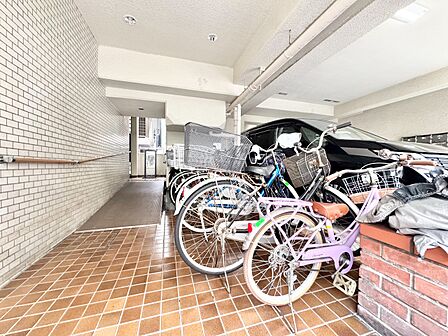 きちんと整備された駐輪場。住む方の心遣いが感じられます。